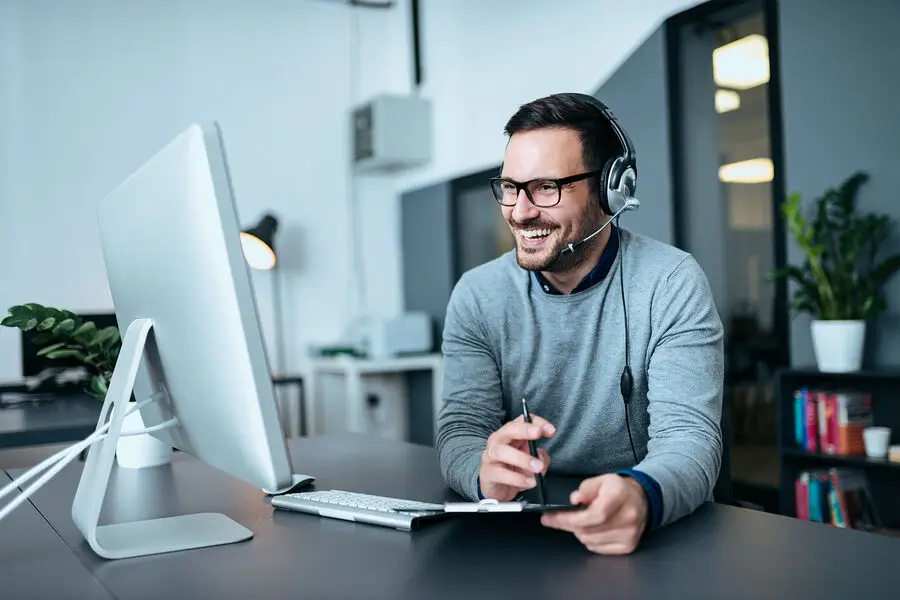 Human Virtual Medical Receptionist vs AI Which Is Right for Your Practice